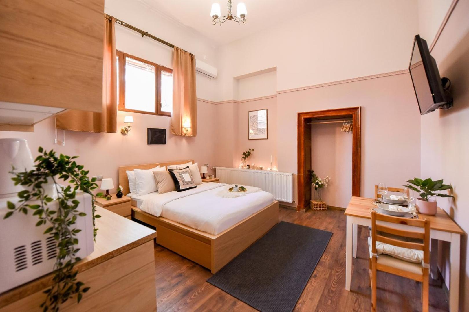 Historic Charm, Modern Comfort - Accommodation In The Heart Of The Old Town Bucareste Quarto foto