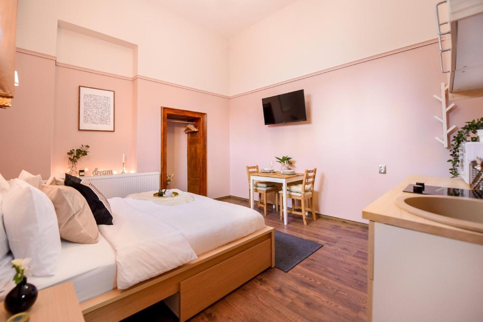 Historic Charm, Modern Comfort - Accommodation In The Heart Of The Old Town Bucareste Quarto foto