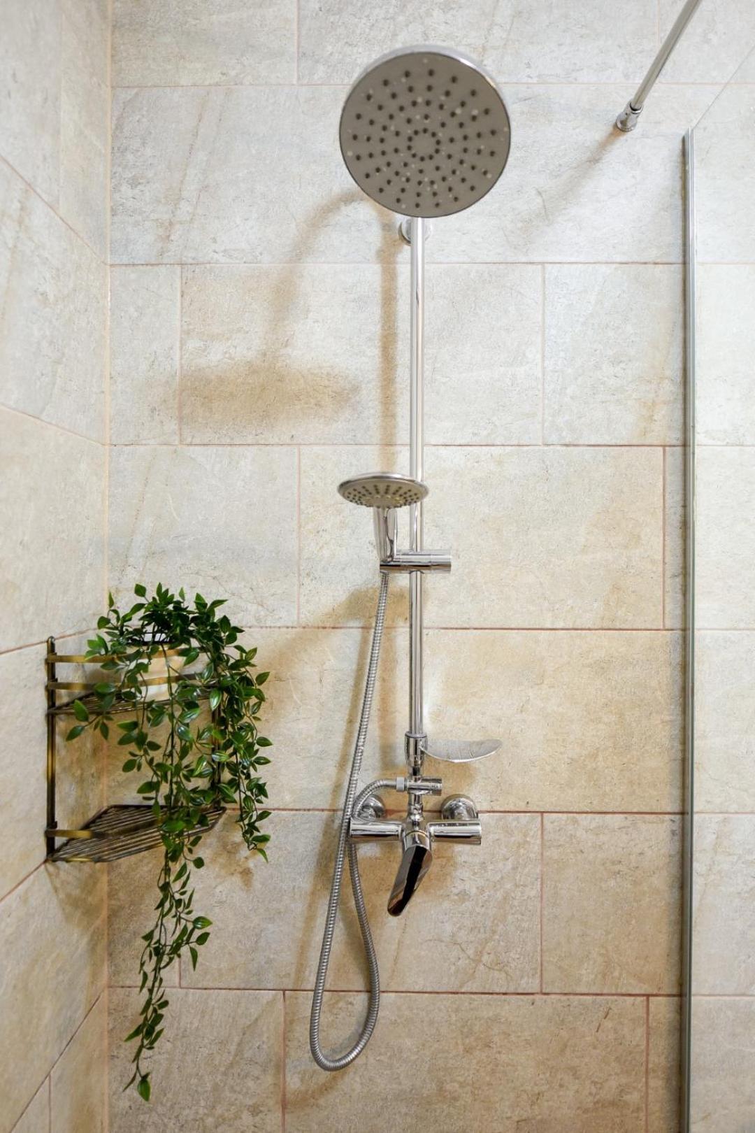 Historic Charm, Modern Comfort - Accommodation In The Heart Of The Old Town Bucareste Quarto foto