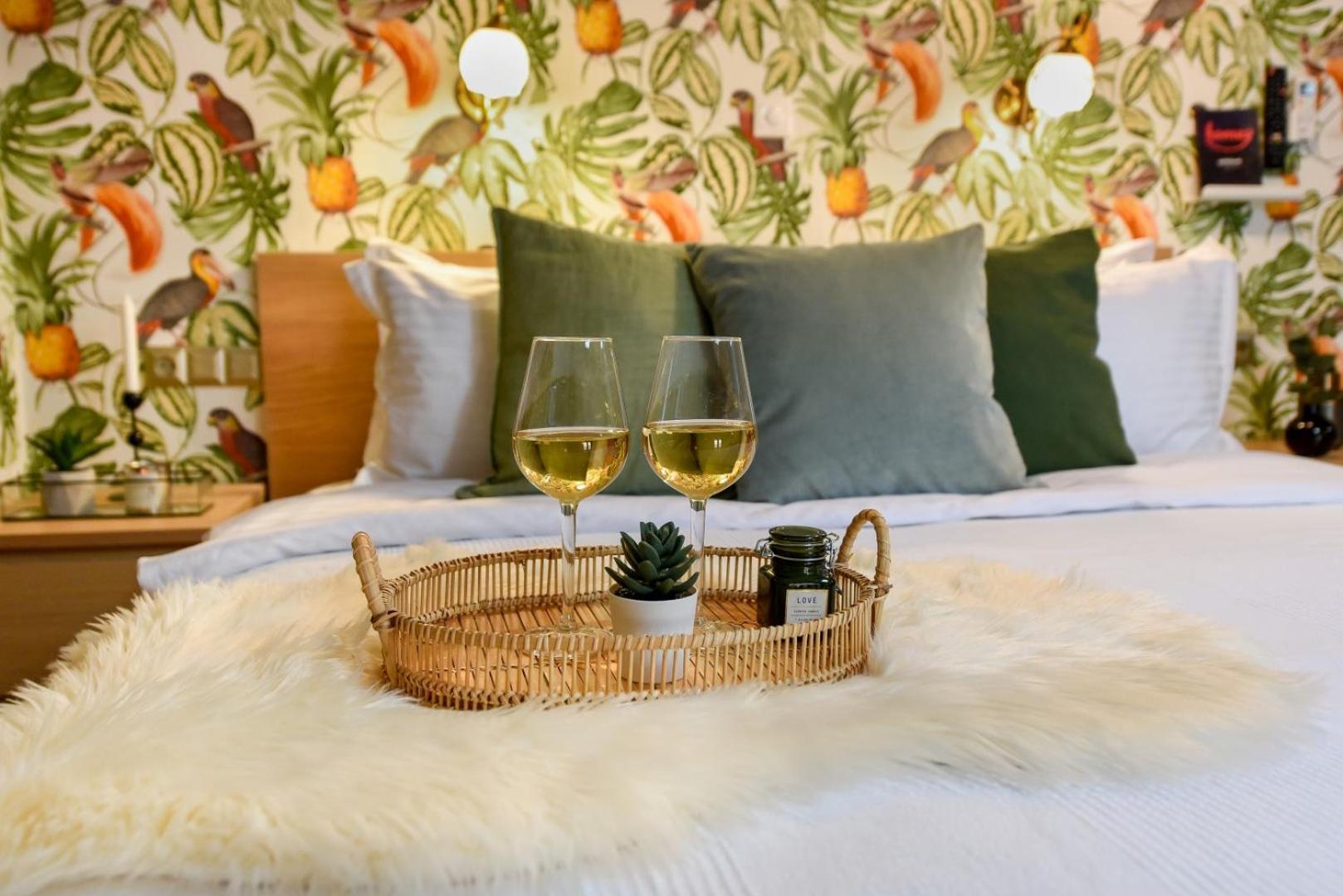 Historic Charm, Modern Comfort - Accommodation In The Heart Of The Old Town Bucareste Quarto foto